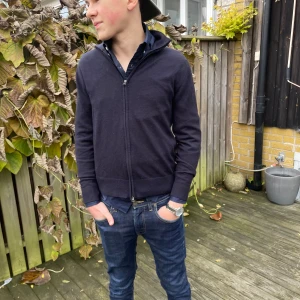 These Glory days zip - Snygg zip tröja | Perfekt inför  höst/vinter🍁|  Mörkblå | modellen är ca 180| skriv vid frågor🙌