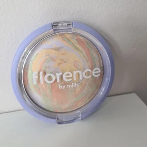 Florence by Mills color correcting powder - Säljer en Florence by Mills 'I Call It Even Color Correcting Powder' med swirlad design i pastellfärger som lila, grön, persika och gul. Kommer i en rund, lila plastförpackning med genomskinligt lock. 💜Perfekt för att jämna ut hudtonen och ge en fräsch finish. Det är bra men kommer inte till användning, därför säljer jag det. Jag har använt det en del, men översta lagret är av skrapat, och det är fortfarande väldigt mycket kvar i förpackningen🩷