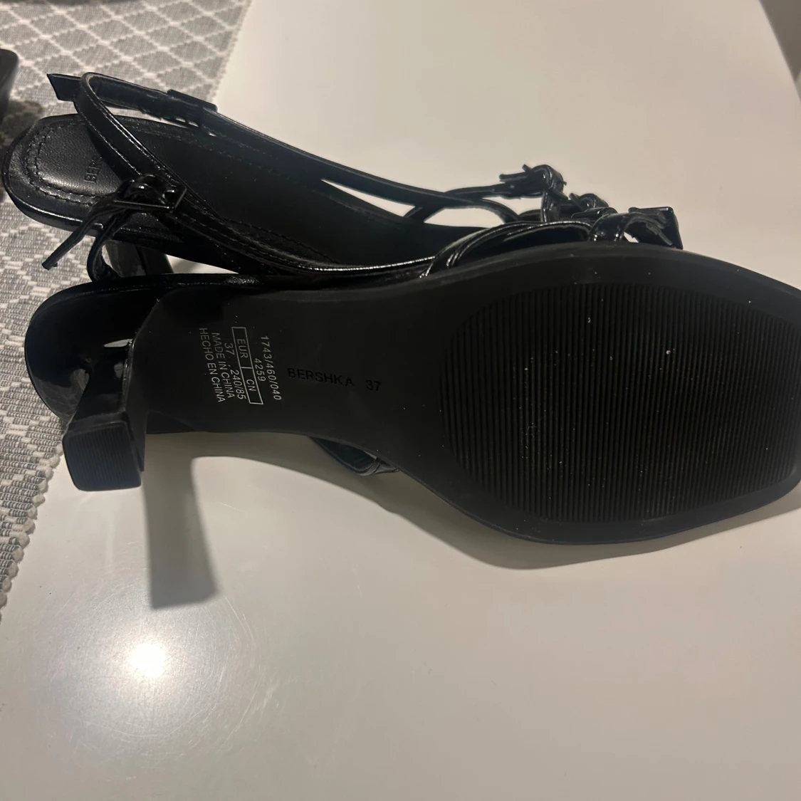 Svarta sandaler med klack från Bershka - 1