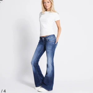 Blå bootcut jeans med låg midja - Blå bootcut jeans med låg midja. Jeansen har klassisk femficksdesign och är tillverkade i jeansmaterial med en tvättad look och ljusare partier på låren. Jeansen är aldrig använda, med prislapp och orginalförpavkning. Säljer då dom är för små för mig