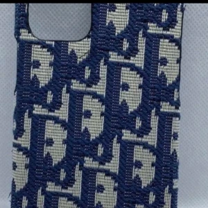 Dior telefon deksel iPhone 16 pro Max - Søker!! Ønsker å kjøpe dette dekselet fra Dior til iPhone 16 pro Max! Gjerne kontakt meg om du selger eller vet om noen som gjør! Gjerne si ifra om du eller vet om noen som heller har mulighet til å sy det!