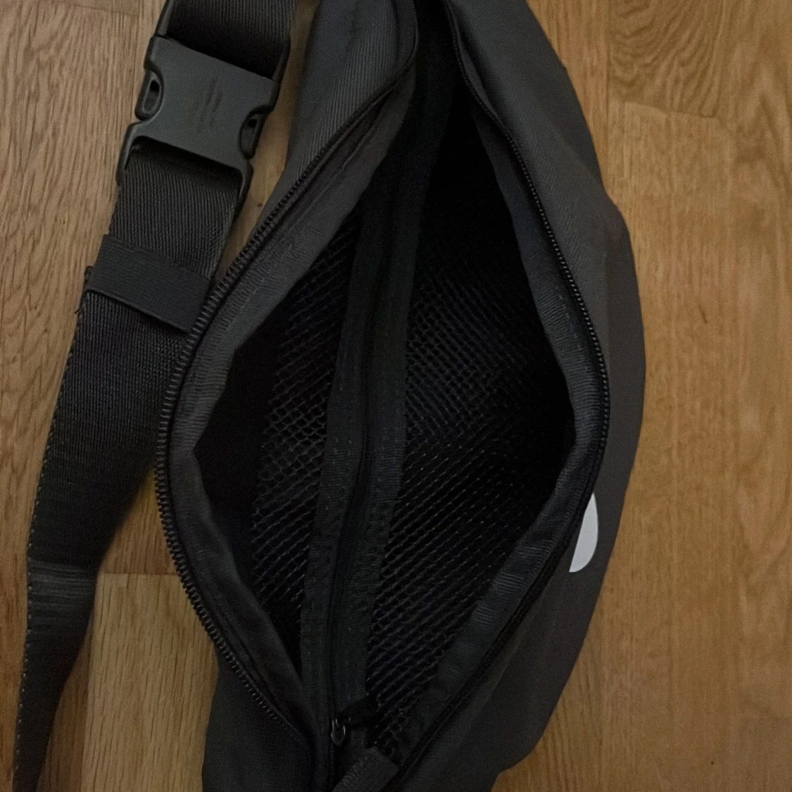 Svart Nike axelväska med logga - 1