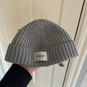 Dondup mössa - Grå stickad populär Dondup mössa som passar alla och är riktigt snygg på! I princip helt ny då den nästan är oanvänd. Perfekt och trendig nu till vintern och storleken är one size. Tveka inte vid minsta fråga eller fundering och pris ej hugget i sten🤩