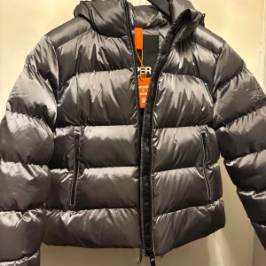 Superdry hooded luxe sports puffer - Hej! Säljer nu min nya Superdry jacka då den inte kommer komma till användning. Ny med etikett på! Har endast testat jackan en gång! En superfin jacka som kommer definitivt hålla värmen bra nu till vintern. Storlek M men passar dig som bär S med beroende på hur du vill att den ska sitta.💗💗💗