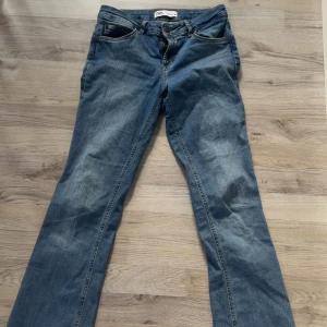 ZARA jeans  - Snygga blåa jeans ifrån Zara. Är lite slitna vid ena fickan som har en lapp bakom så de syns inte mycket ❤️