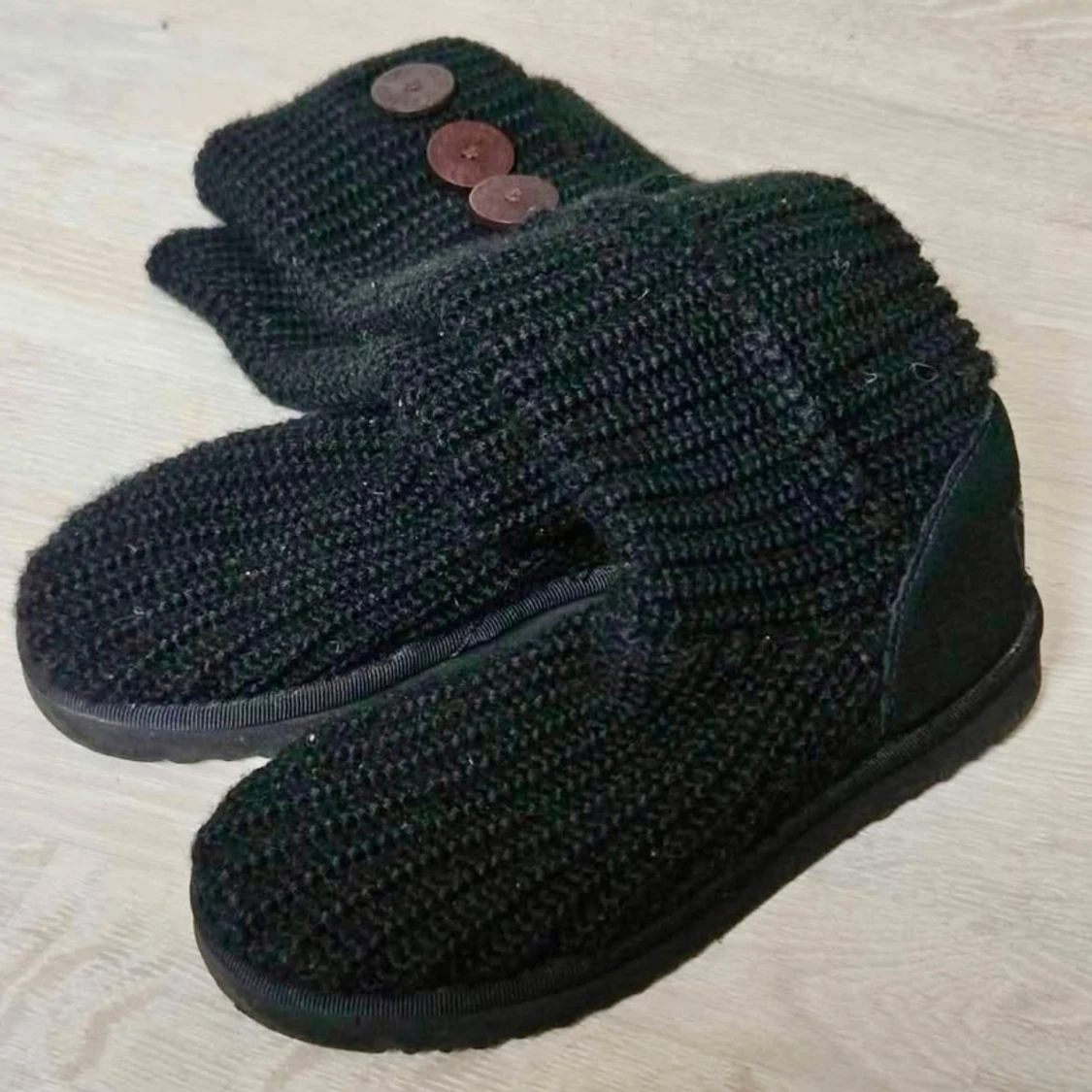 Svarta stickade UGG boots med knappar - 1