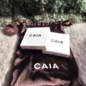 CAIA single Eyeshadow - Eyeshadow & Topper Extra Fizz & Mykonos - Eyeshadow - Mykonos + Eyeshadow Topper - Extra Fizz Sjukt fin kombo, dessa är underskattade!  Pigmenterad skugga + skimrig topper. Ord. pris: 175 kr / 195kr = 370 kr