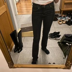 Acne Action Jeans Hex Crank  - Säljer ett par svarta Acne Action Jeans i modellen Hex Crank. Jeansen har klassisk femficksdesign, raka ben och snygga kontrastsömmar. De är tillverkade i robust denim och har en stilren look som passar perfekt till sneakers eller boots. Står storlek 29/34 men passar nog en 25-26 i midjan