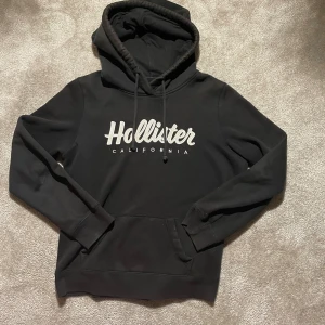 Hollister hoodie - Säljer denna otroligt feta hollister hoodie i 9/10. Storlek: M Pris är diskuterbart ✅ Bara att höra av dig vid frågor! 5/5 reviews här på Plick ⭐ Fraktar samma dag 📦