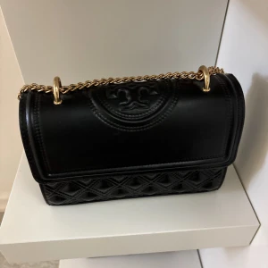 Tory Burch  - Tory burch väska, har fått den i present. Skicket är mycket bra. Kan skicka fler bilder vid intresse