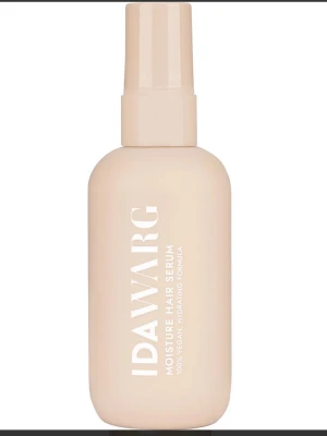Ida Warg Moisture Hair Serum - Ett serum som motverkar frissighet samtidigt som det skyddar skadade fjällskikt. Serumet innehåller argan och avokadoolja som tillför mjukhet och glans. Doftar söt fudge/karamell och vanilj. 100% Vegansk!. 100ml HELT oanvänd fick  dubbel julklapp. Nypris 160kr 