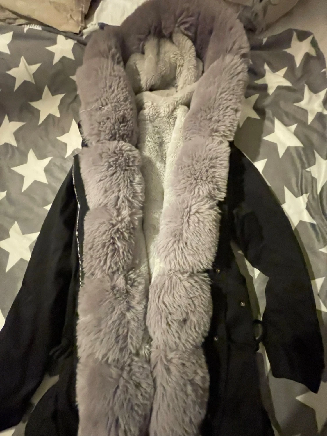 Svart parkajacka med grå fuskpäls