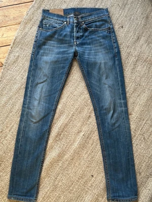 Dondup George  - Säljer ett par Dondup George-jeans i storlek 30/30. Jeansen är i mycket fint skick, 9–10, och sparsamt använda. Nypris ca 2 000–3 000 kr. Snygg passform och hög kvalitet.  Hör av dig vid frågor eller för fler bilder. Pris kan diskuteras vid snabb affär.