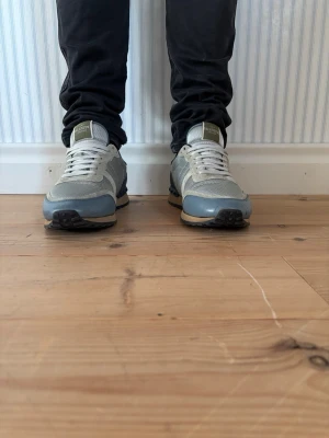 Valentino rockrunners, storlek 42 - Säljer nu ett par snygga Valentino Rockrunners, storlek 42 (men passar även 43). Hör av er vid frågor eller liknande! Pris just nu: 1199kr, går att diskutera.