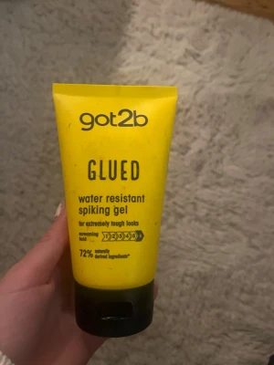 Got2b Glued Spiking Gel - Got2b Glued är en vattenresistent spiking gel i en klargul tub med svart kork. Perfekt för att skapa extrema och hållbara frisyrer. Innehåller 72% naturligt härledda ingredienser och ger maximal stadga. Tuben är smidig att ta med och använda.
