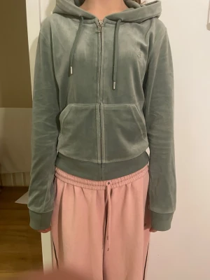 Grön äkta Juicy Couture tröja - Jag säljer en jättefin & bra skick grön zip tröja från juicy. Tröjan är äkta som man kan se på bilderna. Säljer för 600kr då jag köpte den för 1200kr men ‼️PRIS GÅR ATT DISKUTERA‼️
