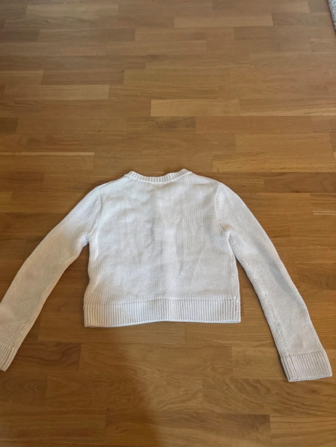 Vit kofta med fickor och knappar - 1