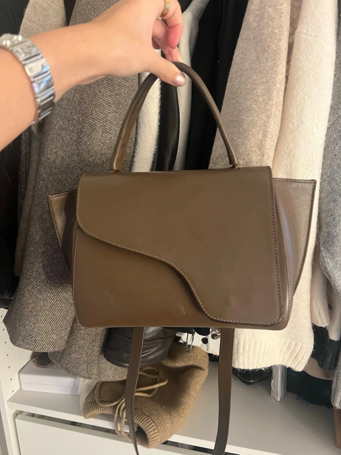 Brun handväska i skinn med snygg form