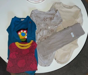 Barn kläder paket - Bilden visar flera barnplagg  Kontakta gärna om du vill ha fler bilder på plaggen storlekar mellan 74-80 de är markerna polarna pyret och newbie 