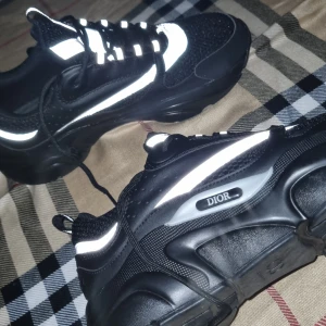 feta b22s - Snygga svarta skor som jag fick I födelsedagspresent användna 1 gång storlek 44 men passar 43 ingår box och en liten påse (pris kan diskuteras)