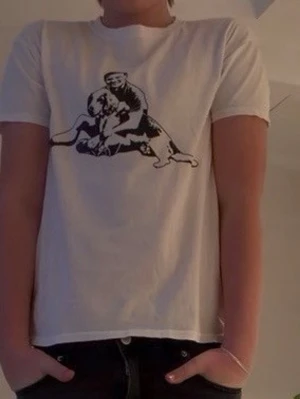 Vit t-shirt med tryck - Säljer en vit t-shirt med ett coolt svart tryck på som är Ulf Kristersson med hans hund. Storlek s men passar mer som xs