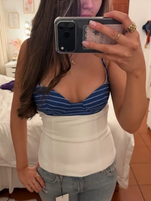 zara topp - såå snygg topp från zara som tyvärr är för liten. stl xs och slutsåld på hemsidan. aldrig använd, endast testad med prislappen kvar❤️ nypris 329kr