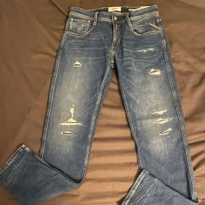 Replay jeans med slittningar, HELT NYA - Snygga Replay jeans med schyssta slitningar. Modellen är Anbass slim fit. Dem är helt nya.                     Nypriss 1899kr mitt pris 999