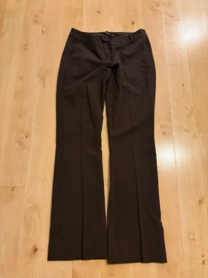 Bruna kostymbyxor - Från Bikbok. Lågmidjade med fin passform 