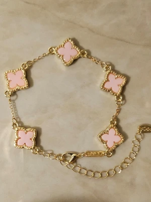 Guldfärgat armband med rosa klöver✨️🩷 - Guldfärgat armband med rosa klöver✨️🫶