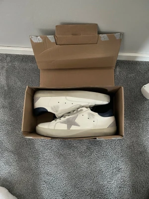 Golden goose skor - Ett par riktigt fräscha golden goose dojor som endast är använda några gånger men utan något märkbart smuts eller annat🤩storlek 45 men sitter som 43/44 så var lite för små för mig. Nypris ca 5000kr. Mitt pris 1999kr(ej hugget i sten vid snabb affär)