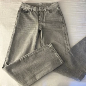 Gina jenas - Ljusgråa jeans från Gina. Raka i bena. Inte använda mycket.