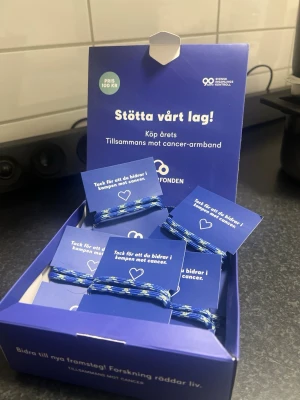 Armband  - Armband från Cancerfonden, stöta våra lag genom att köpa ett cancerfond armband, 50 kr gå till cancerfonden och 50 kr till laget!!