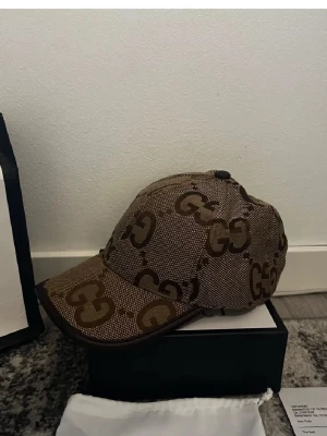  Väldigt fin keps  - Väldigt fin och är nyskick. Hör av dig för mer information, allt som finns på bilden kommer med