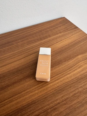 Front Row Foundation från CAIA - Är helt ny och oöppnad. Färgen är 2W - Ljus med varm underton. Nypris är 375 kr.