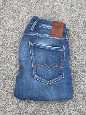 Replay anbass  - Ett par jeans ifrån replay | Modell: anbass | Storlek 28/32 | Endast 399:- | Köpta för 1699:- | Tveka inte att höra av dig vid frågor | ladoelgato.resell