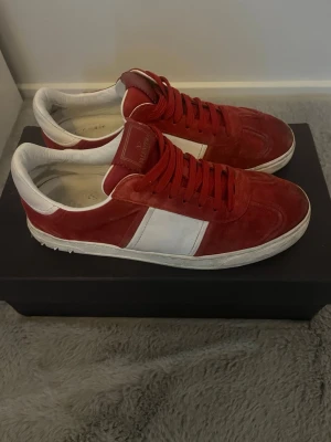 Valentino flycrews 40,5 - Säljer Valentino flycrews i stl 40,5 men passar upp mot 42. Helt ok skick. 1 nit har lossnat. Box medföljer. Kan gå ner i pris vid snabb affär. Hör av er.