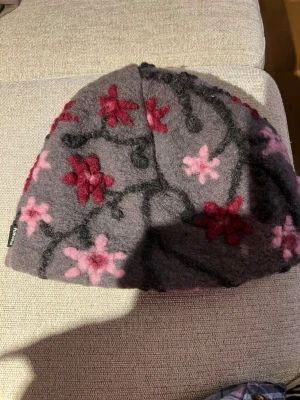 Fleecefodrad ullmössa  - Fodrad mössa sydd i Dala-Floda i Dalarna. En tidlös mössa som värmer gott under kalla vinterdagar och kan matchas med många olika plagg . Yttertyg av 80% ull och 20 % bomull. Kostar 450kr på Naturkompaniet .