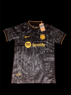 Barcelona tröja - Riktigt fin tröja från Barcelona med guld och svart med Barcelona stad på tröjan