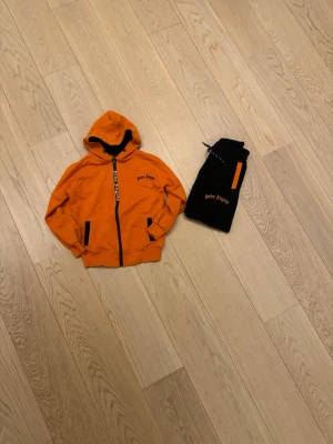 Palm angeles dress barn  - Säljer en Palm angels dress till barn bekväm o fin och stilig att ha på sig.