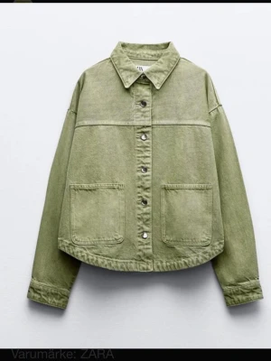 Grön Zara jacka  - Säljer denna då den inte kommer till användning, jätte fin jacka och jätte fin till våren och sommaren, har använt några enstaka gånger men syns inget på jackan, skriv om ni har några frågor osv! Skulle ej säga att den är liten i storleken.