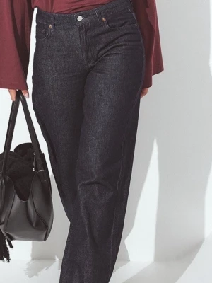 Mörkblå midwaist straight NAKD jeans  - Snygga mörkblå jeans med lite bredare/raka ben och rak passform. Modell med medelhög midja och mörkblå tvätt. Helt oanvända med lappen kvar, från nakd med nypris på 600 kr.