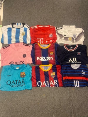 Fotbollströjor  - Dom är tröjorna är XXS-XS i storlek med fotbollslagen Barca,Frankrike, Tyskland, Miami, PSG, Argentina, München, fråga om pris å mer bilder 