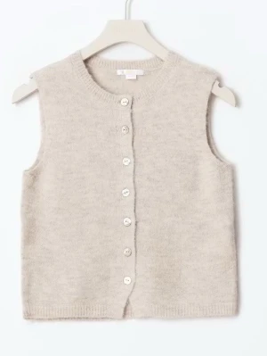 Beige stickad väst med knappar - Säljer en beige stickad väst med rund hals och raka axlar. Västen har en enkel design med sex knappar framtill och ribbade kanter vid hals och nederkant. Perfekt att styla över en t-shirt eller skjorta för en chill look.