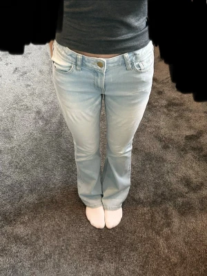 Ljusblå jeans💗 - Ett par ljusblå bootcut jeans, mid/lowwaist. Är ganska stora runt låren men jättefina😚 kontakta för mått