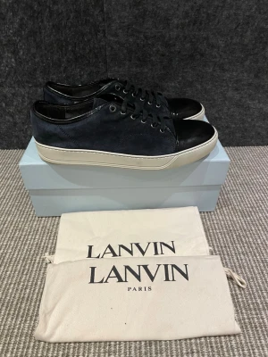 Lanvin skor - December REA! Hej, säljer nu dessa svin snygga lanvin skor. Skorna är i grymt skick! Begränsat antal boxar och dustbag. Hör av dig vid frågor. 
