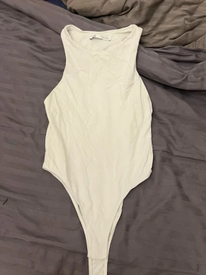 Vit body - Vit body från zara (annan färg testas på bilden)