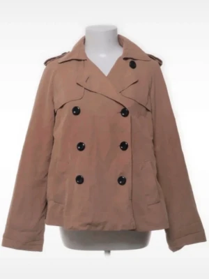 Beige skepparkavaj med svarta knappar - Supersnygg kort trench från H&M i storlek 36/S. Finns några få defekter som syns på bilderna, samt saknas midjeband till. Annars fint skick och perfekt jacka till hösten!💕💕