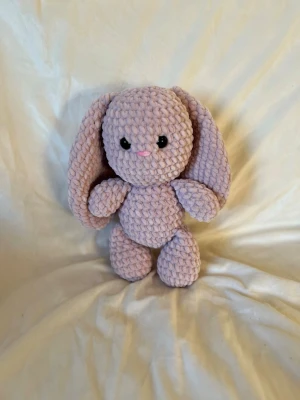 Virkad kanin - Kaninen är ca 25 cm hög 🌸 Kaninen har Säkerhetsögon som inte rekommenderas för barn under tre år! 