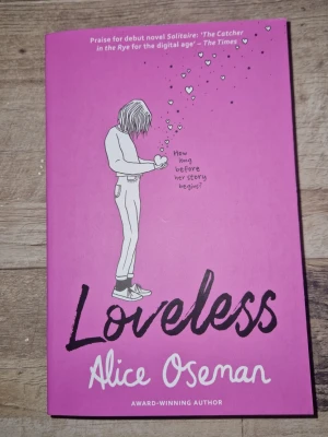 Loveless - Loveless är en varm och rolig berättelse om identitet och självacceptans. Följ Georgia när hon börjar universitetet och försöker förstå vad kärlek betyder för henne. Perfekt för unga vuxna som vill läsa om vänskap, att hitta sig själv och att kärlek kan vara mer än bara romantik.