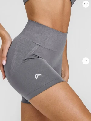 Grå scrunch shorts - Ljusgrå träningsshorts från Oner Active. Det är Effortless seamless shorts i färgen ash grey och storlek XS. Sitter jättesnyggt men gillar inte riktigt färgen så därför knappt använda💕